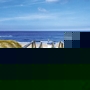 Holzsteg führt über Dünen zum Meer auf Sylt.