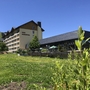 Haus Wiesenthal im Sommer, umgeben von grüner Landschaft in Oberwiesenthal, Erzgebirge.