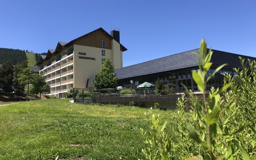 Haus Wiesenthal im Sommer, umgeben von grüner Landschaft in Oberwiesenthal, Erzgebirge.