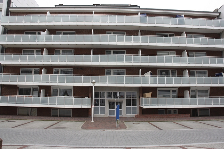 Wohngebäude mit mehreren Etagen und Balkonen in Westerland.