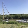 Zwei Boote im Wasser vor Schilfkulisse im Feriendorf Altes Land.