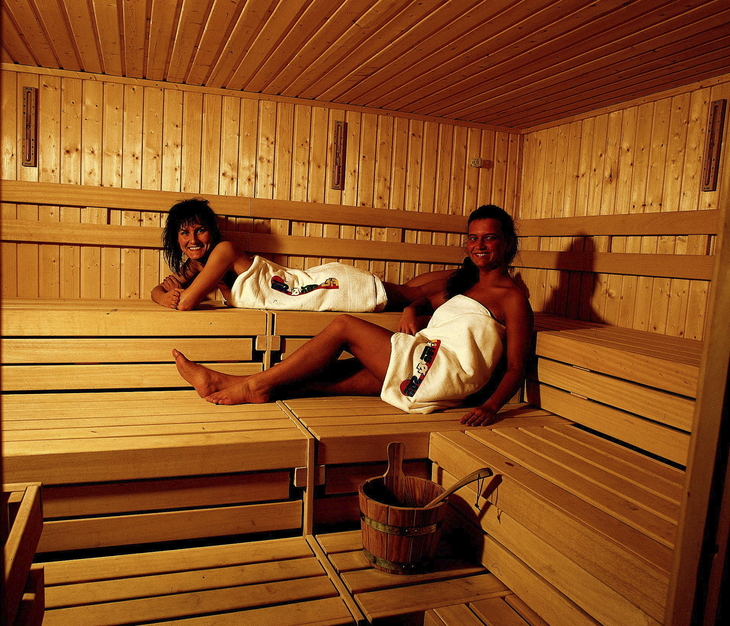 Zwei Personen entspannen in einer Holzsauna in Viechtach.