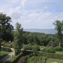 Küstenlandschaft mit Bäumen und Blick auf die Ostsee in Göhren, Rügen.
