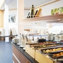 Buffet mit verschiedenen Salaten in einem Hotelrestaurant.
