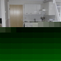 Moderne Küche mit Esstisch, vier Stühlen und Treppe in einer Wohnung.