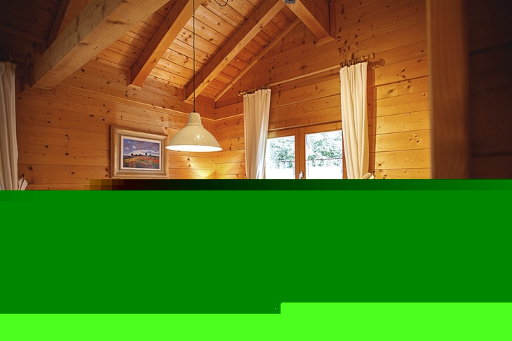 Holzinterieur eines gemütlichen Essbereichs mit Tisch und Stühlen.