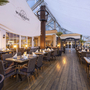 Außenbereich des Windrose Restaurants im IFA Fehmarn Hotel mit gedeckten Tischen.