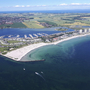Luftaufnahme der Küste von Fehmarn mit Strand und Hotels.