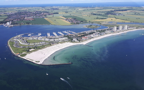Luftaufnahme der Küste von Fehmarn mit Strand und Hotels.