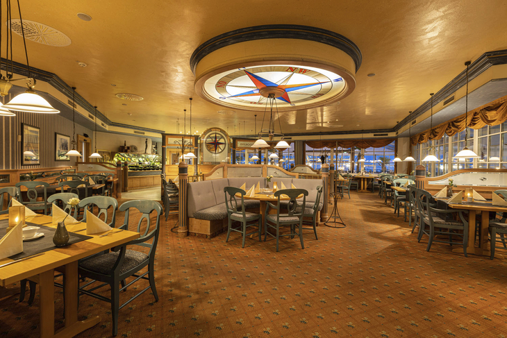 Innenansicht des Windrose Restaurants im IFA Fehmarn Hotel mit gedeckten Tischen.