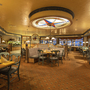 Innenansicht des Windrose Restaurants im IFA Fehmarn Hotel mit gedeckten Tischen.