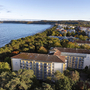 Luftaufnahme von Gebäuden am Waldrand bei der Küste auf Rügen in Binz.
