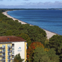 Küste von Rügen mit Hotel und Wald im Vordergrund, Meer im Hintergrund.