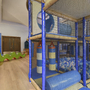 Indoor-Spielbereich für Kinder mit Kletterstruktur und buntem Spielzeug.