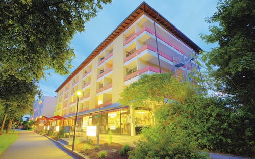 Außenansicht des Kurhotel Panland in Bad Füssing bei Dämmerung.