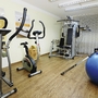 Fitnessraum mit Trainingsgeräten und einem großen blauen Gymnastikball.