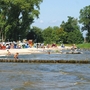 Strand mit Menschen und Leuchtturm bei Lagunenstadt Ueckermünde.