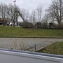 Blick auf Straße, Wiese und Bäume an einem bewölkten Tag in Horumersiel.