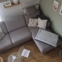 Graues Sofa mit maritimen Kissen in einer gemütlichen Ecke eines Wohnzimmers.