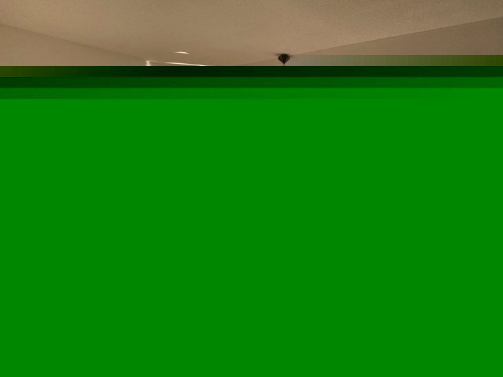Wohnzimmer mit Sofa, Sesseln und Balkonfenster in sonnigem Ambiente.