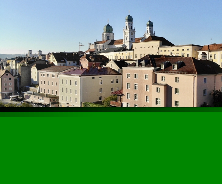 Außenansicht des Hotel König in Passau mit Straße im Vordergrund.