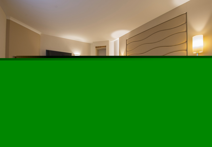 Doppelzimmer mit Bett, Fernseher, Sitzbereich und elegantem Dekor im Hotel König Passau.
