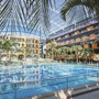 Außenansicht des Hotel Victory Therme Erding bei Tag mit Pool.