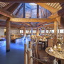 Gemütliches Restaurant mit Holzdekor und maritimem Thema, Tische elegant gedeckt.