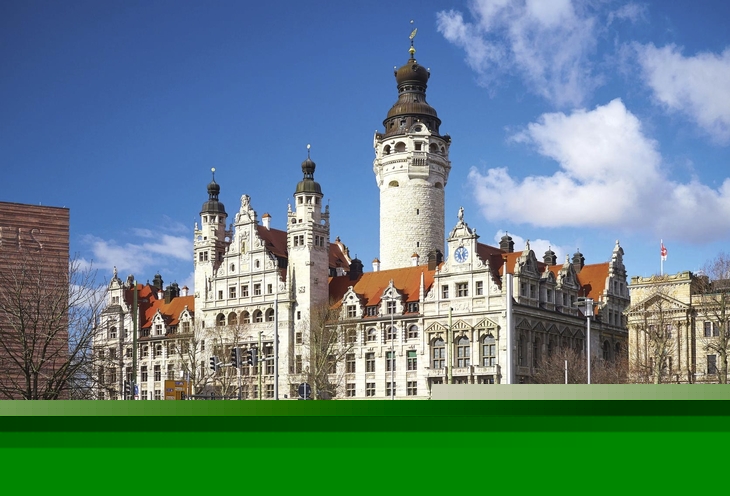 Neues Rathaus in Leipzig mit blauem Himmel im Hintergrund.