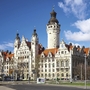 Neues Rathaus in Leipzig mit blauem Himmel im Hintergrund.