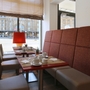 Sitzbereich mit Tisch und Stühlen in der Lobby des Best Western Leipzig.