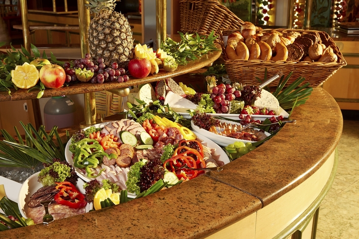 Frühstücksbuffet mit Obst, Gebäck und Aufschnitt im Hotelrestaurant.