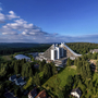 Außenansicht des Ahorn Panorama Hotel Oberhof im Sommer, umgeben von Wald.