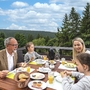 Familie frühstückt auf der Terrasse des Ahorn Panorama Hotels mit Waldblick.