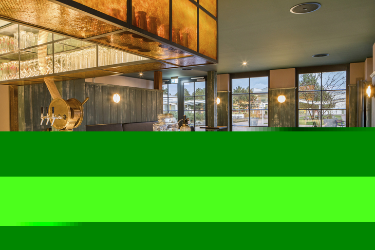 Gemütliche Bar im modernen Stil mit Stühlen und Tischen, große Fenster im Hintergrund.