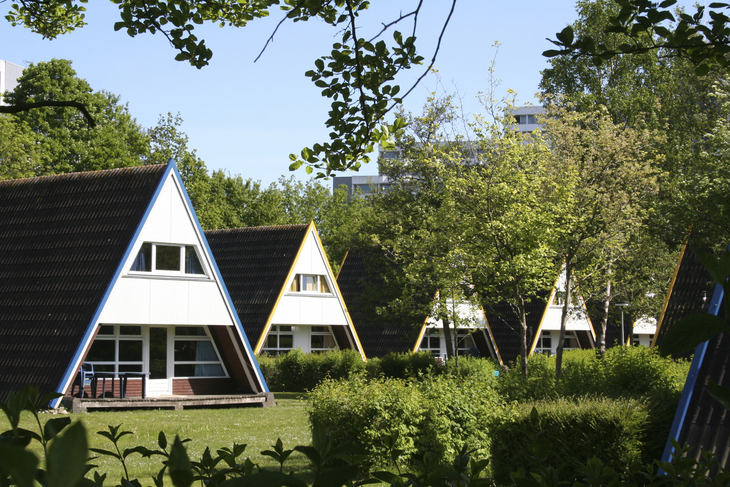 Dreieckige Ferienhäuser in grüner Umgebung, Ostsee Resort Damp.