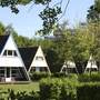 Dreieckige Ferienhäuser in grüner Umgebung, Ostsee Resort Damp.
