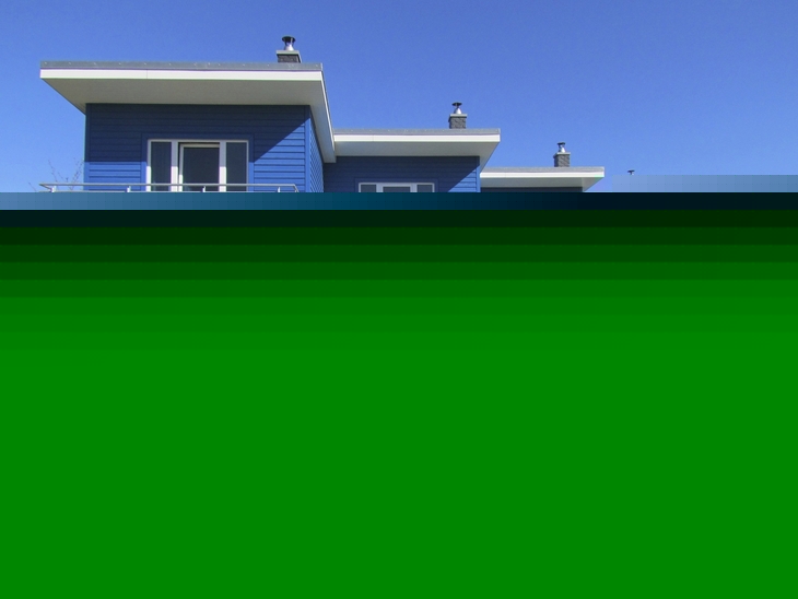 Moderne blaue Ferienhäuser mit Balkonen im Ostsee-Resort Damp.