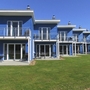 Moderne blaue Ferienhäuser mit Balkonen im Ostsee-Resort Damp.