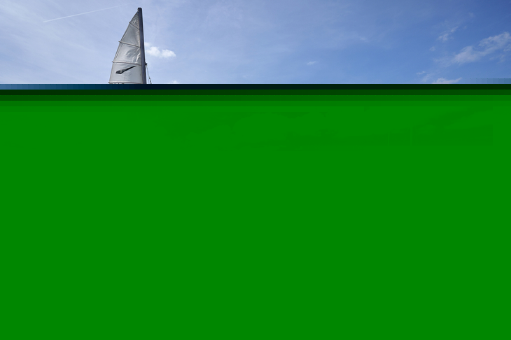 Segelboote und Freizeitbesucher am Sandstrand bei Veluwe Strandbad, Elburg, 2023.