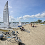 Segelboote und Freizeitbesucher am Sandstrand bei Veluwe Strandbad, Elburg, 2023.