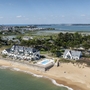 Strandresort an der Küste mit Pool und umliegender Landschaft