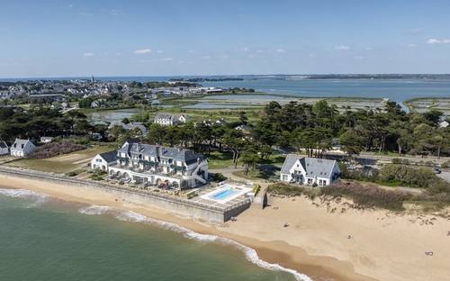 Strandresort an der Küste mit Pool und umliegender Landschaft