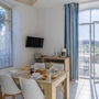 Esszimmer mit Tisch, Stühlen und Balkonblick in heller Ferienwohnung.
