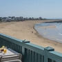 Strandvillen und gedeckter Tisch auf Balkon mit Meerblick bei Batz-sur-Mer.