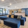 Lounge-Bereich einer modernen Ferienresidenz mit Sofas und Empfangstresen.