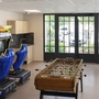 Spielraum mit Rennspielen, Tischfußball und Flipperautomaten.