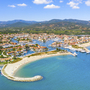Luftaufnahme von Port Grimaud mit Wasserstraßen und Booten unter blauem Himmel.