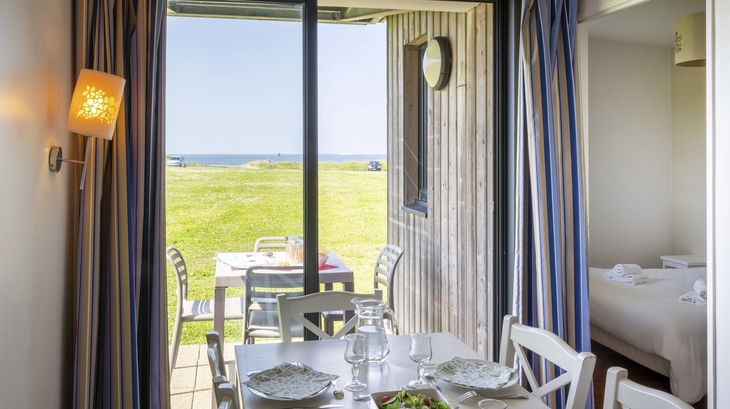 Esszimmer mit Blick auf Terrasse und Meer im Hintergrund