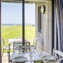 Esszimmer mit Blick auf Terrasse und Meer im Hintergrund